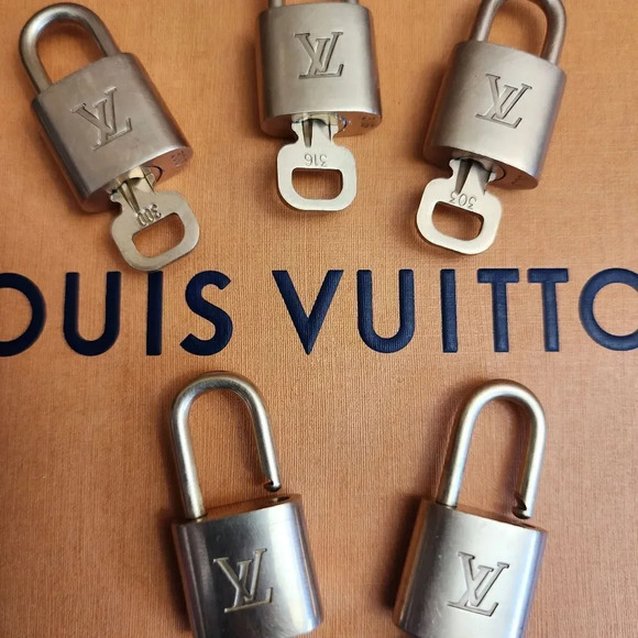 Authentic LOUIS VUITTON vintage gold brass padlock and key - Picture 2 of 3